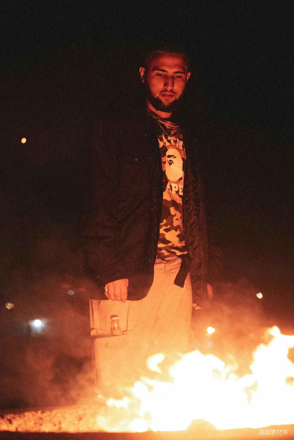 高清摄影 夜景 火焰 街头风格 坚定 城市 夜色中的坚定身影