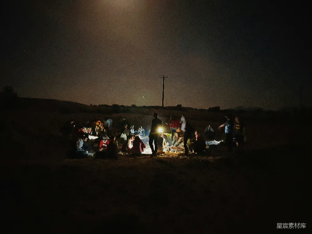 高清摄影 篝火 夜晚 户外 聚会 自然 夜晚篝火旁的户外聚会