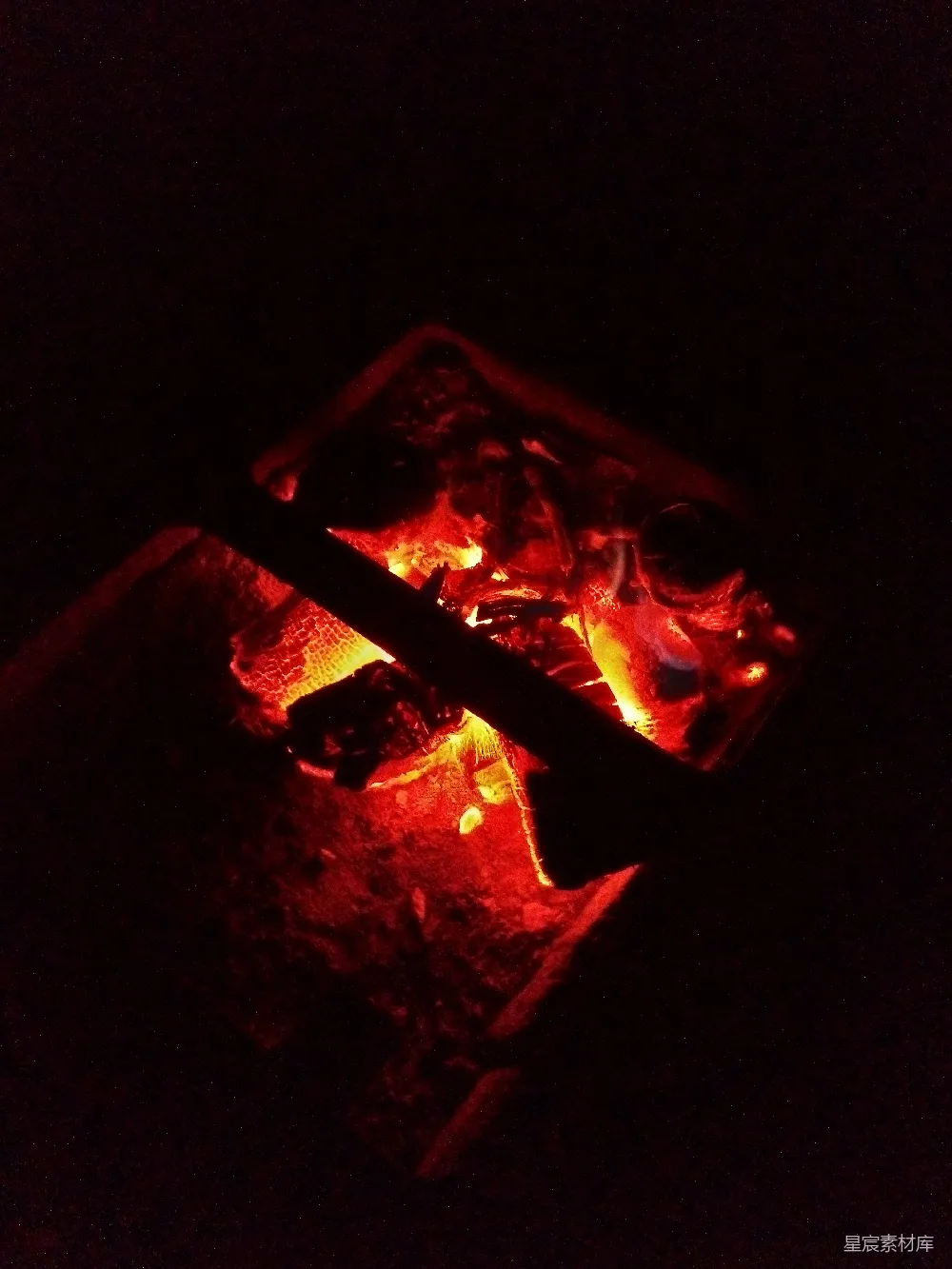 高清摄影 篝火 夜晚 户外 温暖 自然 篝火夜景