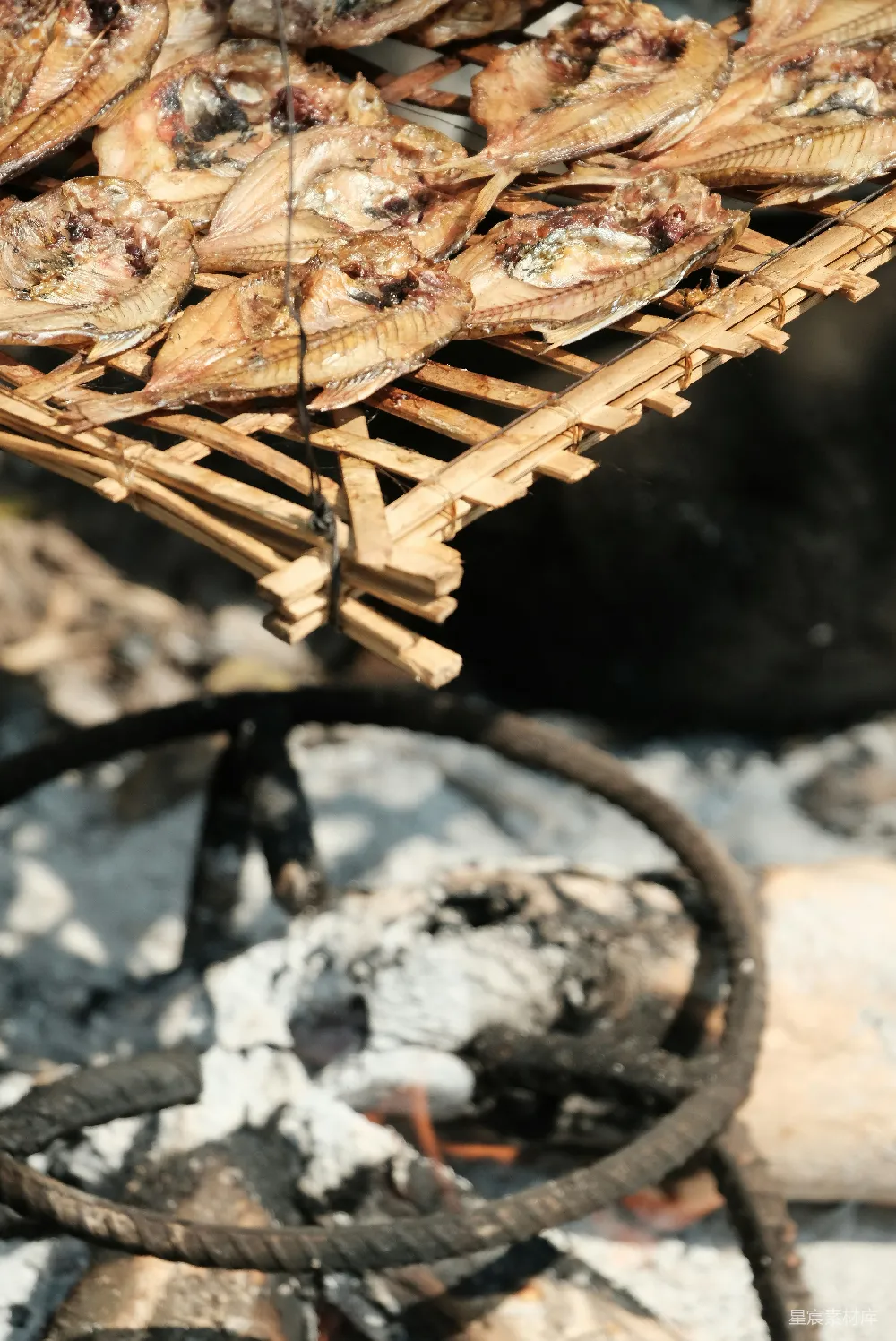 高清摄影 户外烧烤 美食 传统风味 户外活动 自然 户外烧烤的鱼