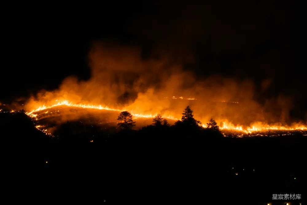 高清摄影 自然灾害 森林火灾 夜晚 紧急情况 环境问题 夜幕下的山火