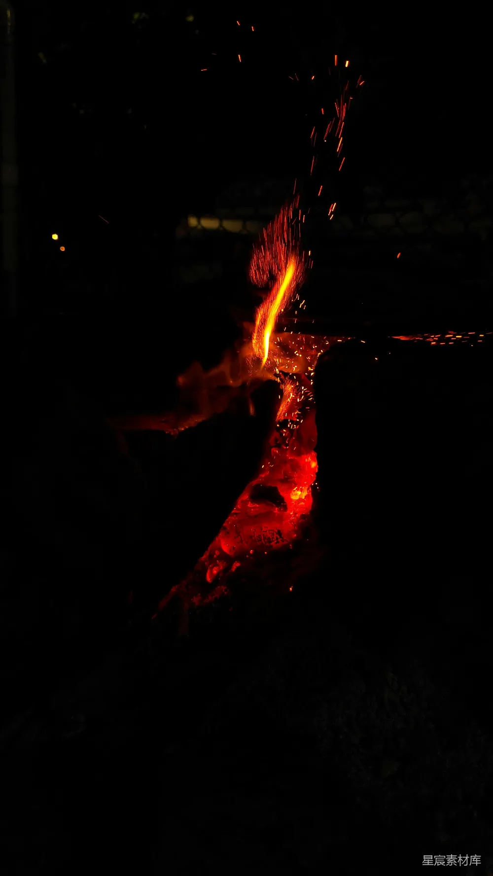 高清摄影 熔岩 黑暗 火花 自然 壮观 夜幕下的熔岩