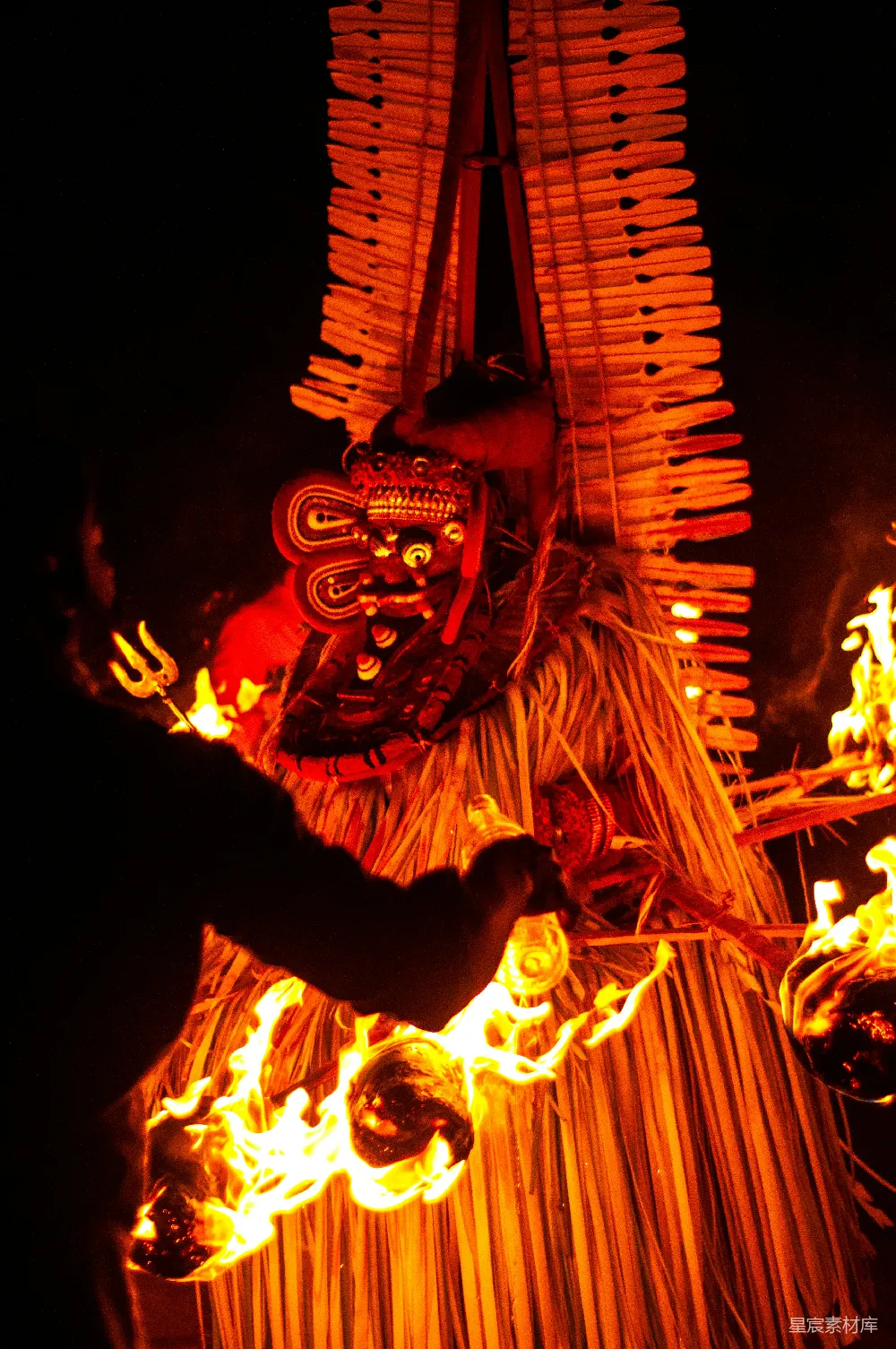 高清摄影 传统 祭祀 夜晚 文化 仪式 火焰中的仪式面具