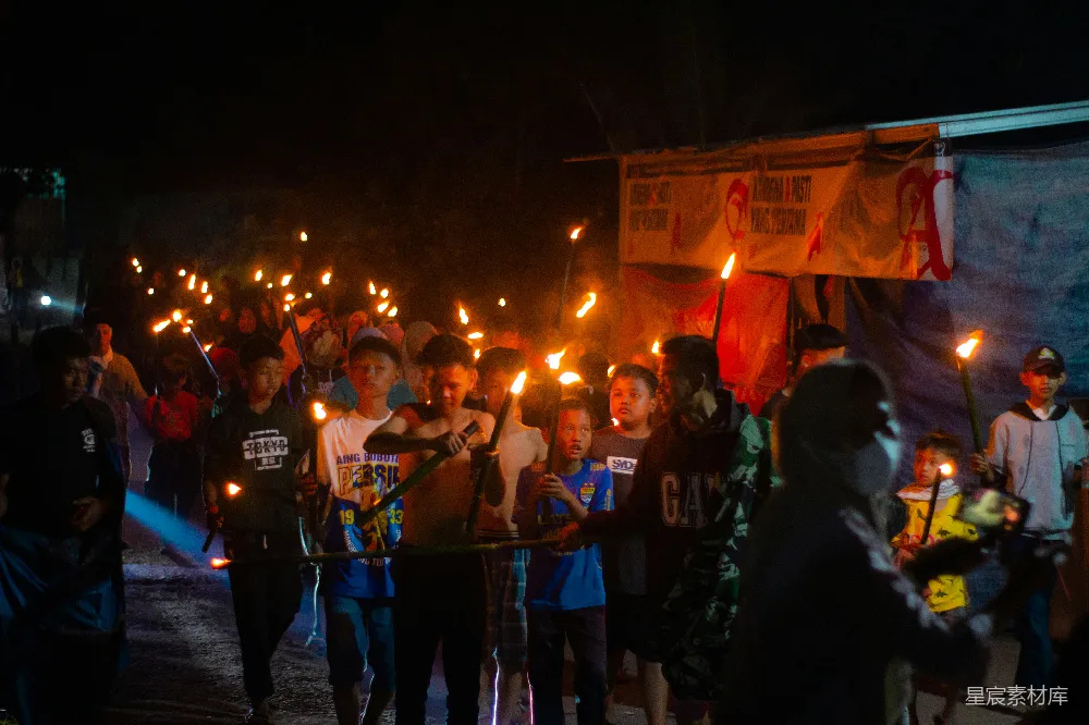 高清摄影 夜晚 火炬 人群 庆祝 社区活动 夜晚的火炬游行