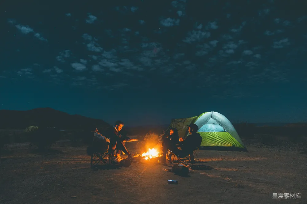 高清摄影 露营 篝火 夜景 户外活动 自然 篝火旁的露营夜