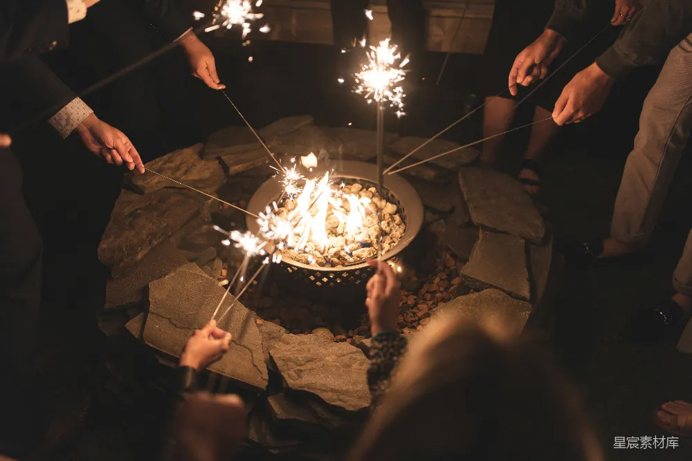 高清摄影 篝火 夜晚 朋友 烟花棒 聚会 围坐在篝火旁的朋友们燃起的火花