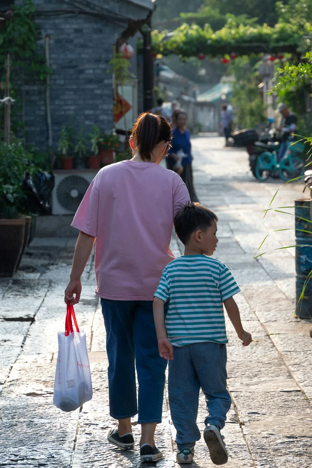 高清摄影 母子 温馨 街道 日常 家庭 母子同行的温馨时刻