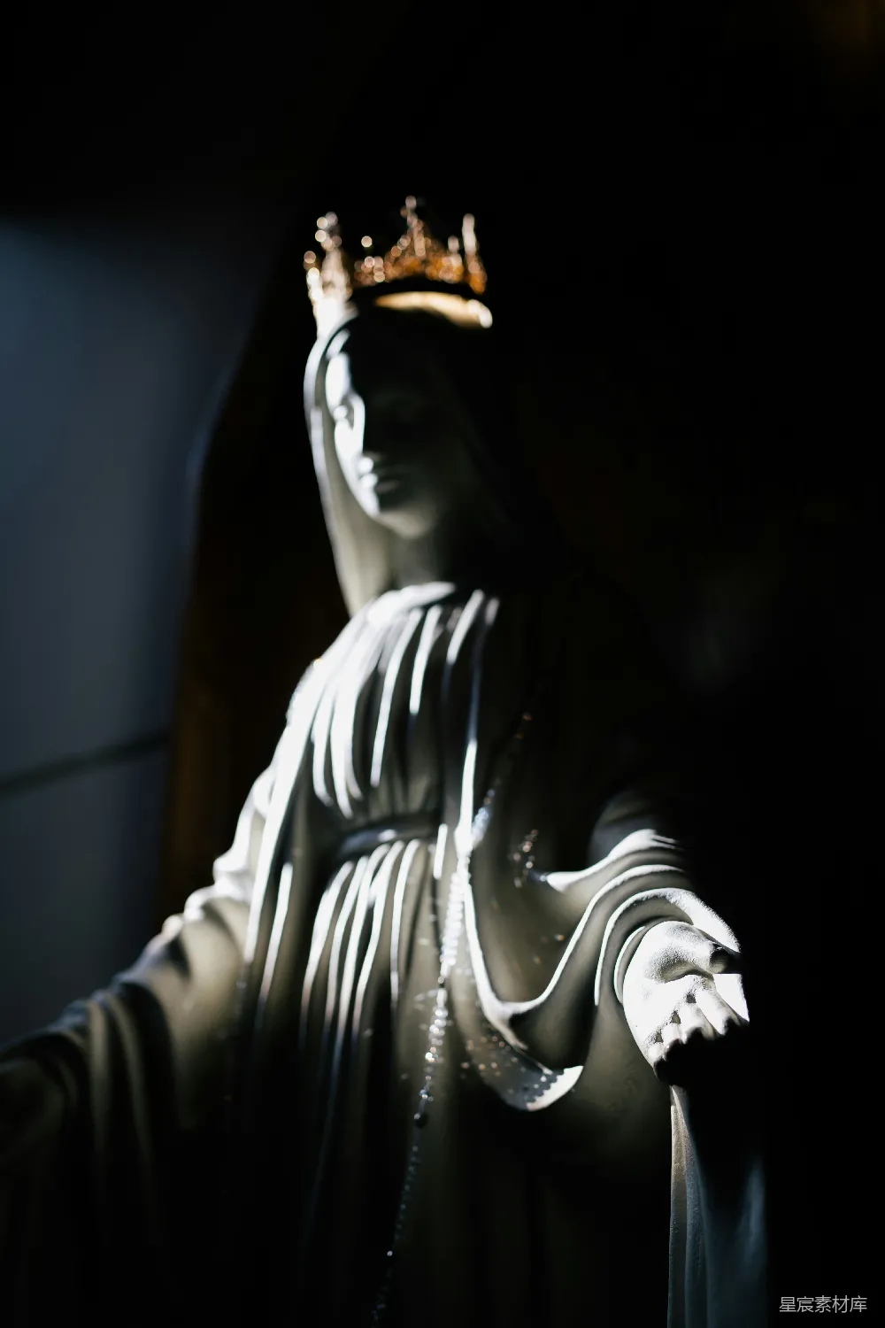 高清摄影 雕像 宫廷 光影 神秘 高贵 光明中的女王