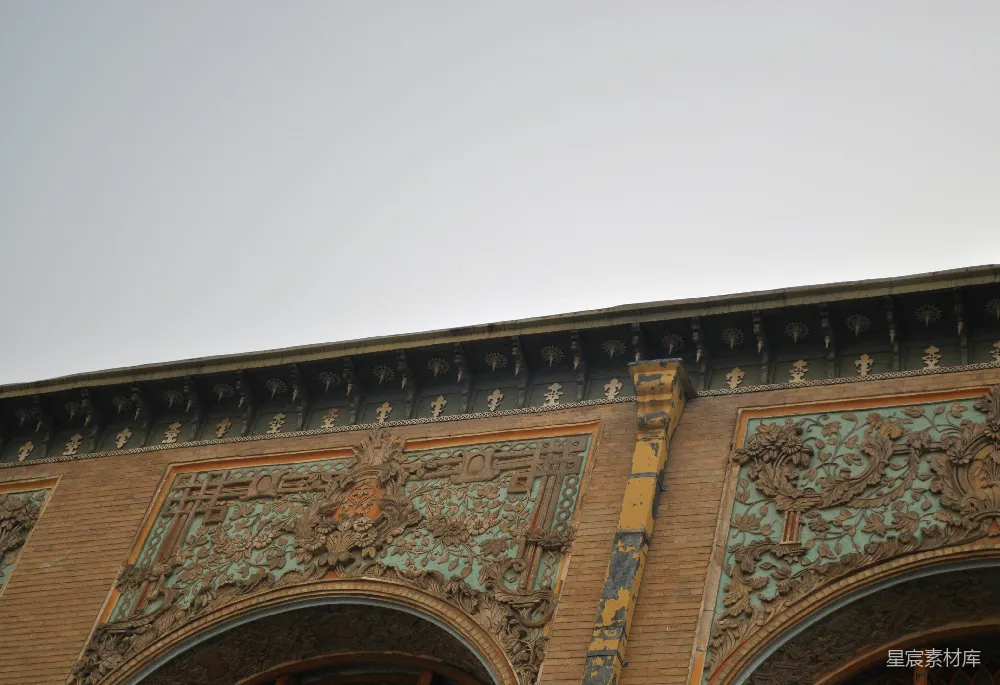 这张图片展示了古建筑的一部分，重点展示了复杂的雕刻和精细的建筑细节。砖墙与木质雕刻形成了鲜明的对比，展现了传统建筑的精美工艺。这种风格的建筑通常用于历史遗迹或文化遗址，适合摄影爱好者和建筑爱好者欣赏。