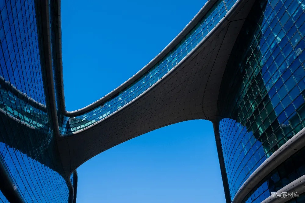 高清摄影 现代建筑 弧形设计 城市景观 蓝天背景 未来感 现代建筑的弧形结构与蓝天