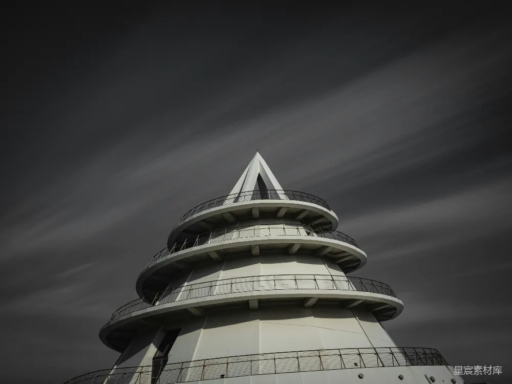 高清摄影 建筑 现代 天空 阴云 地标 云层下的尖塔