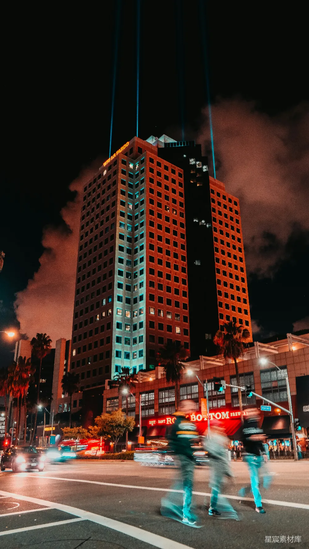 高清摄影 城市夜景 摩天大楼 行人 建筑 夜景 城市夜景中的行人与摩天大楼