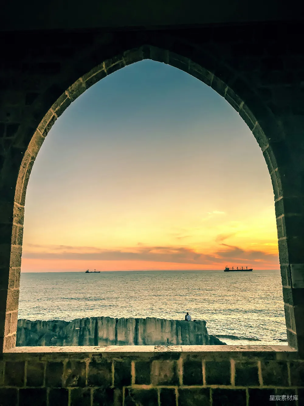 高清摄影 夕阳 海景 建筑 复古 旅行 夕阳透过拱门的海景