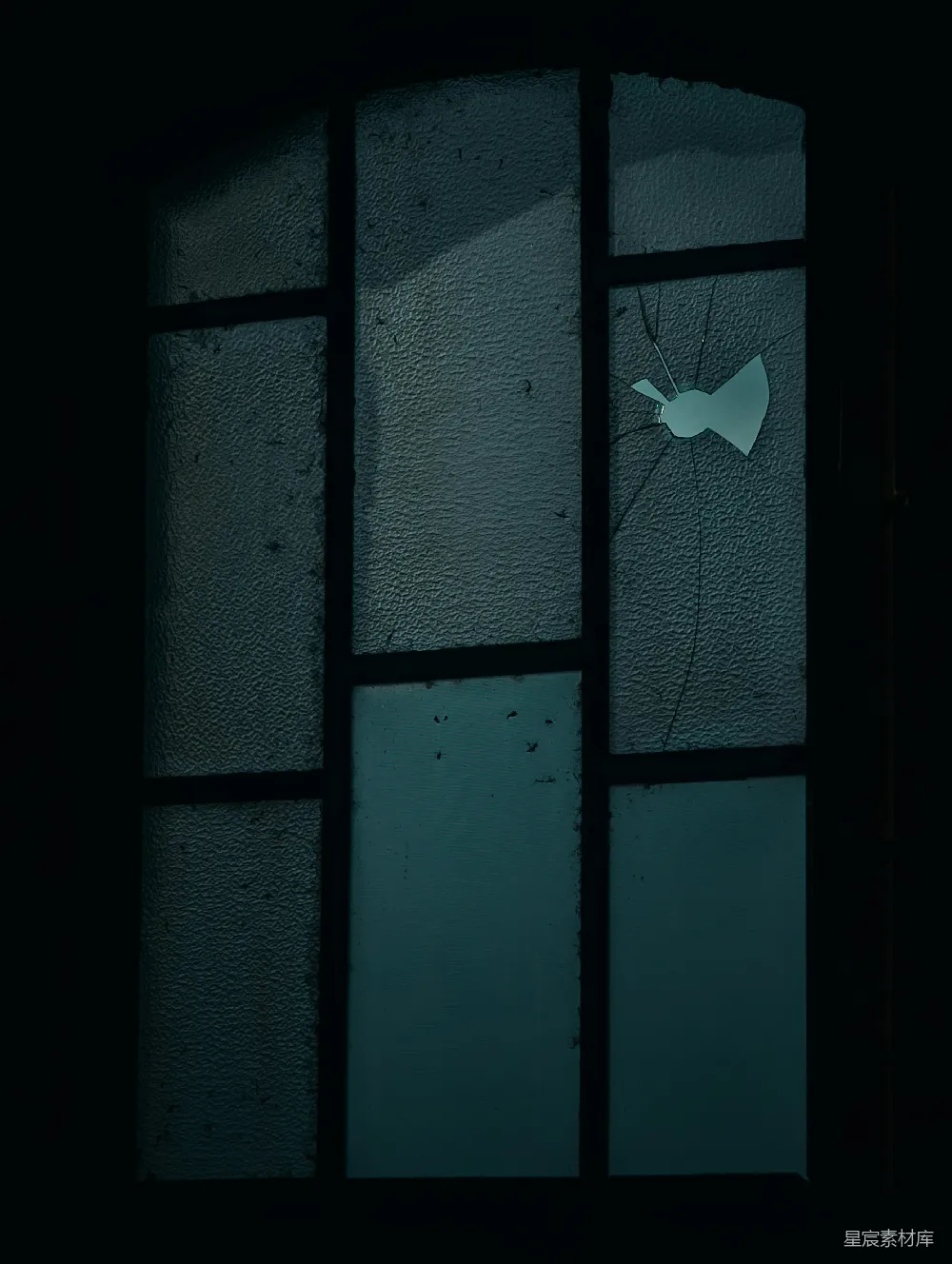 高清摄影 窗户 破旧 夜晚 黑暗 恐怖 破旧窗户的夜晚
