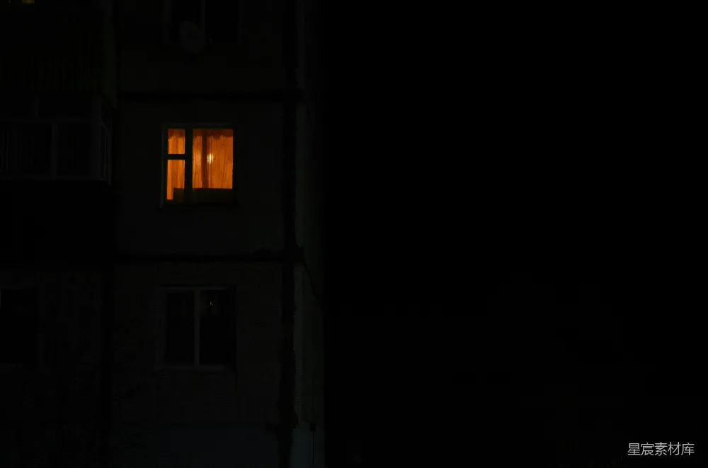 高清摄影 夜景 窗户 温暖 静谧 城市生活 夜幕下的温暖一隅