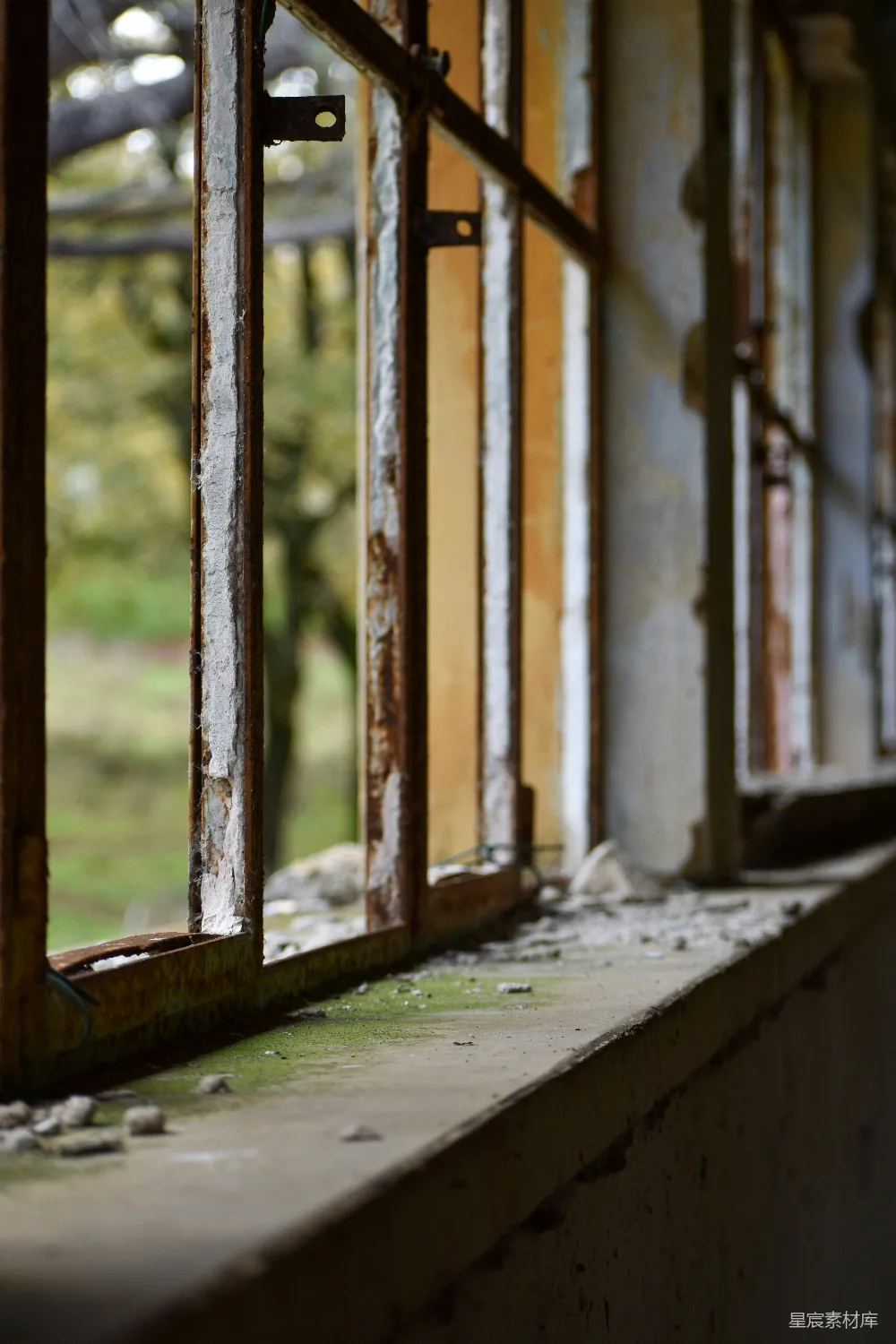 高清摄影 废弃建筑 窗户 破旧 自然光线 怀旧 废弃建筑的窗户