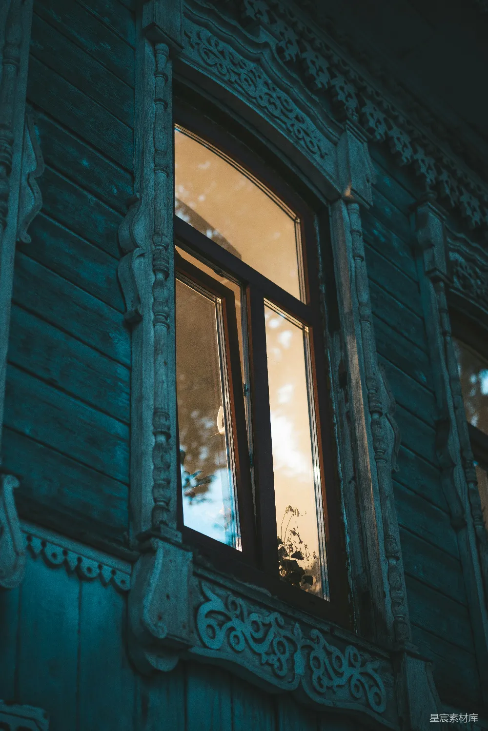 高清摄影 窗户 夜晚 木屋 建筑 静谧 夜晚的木屋窗户