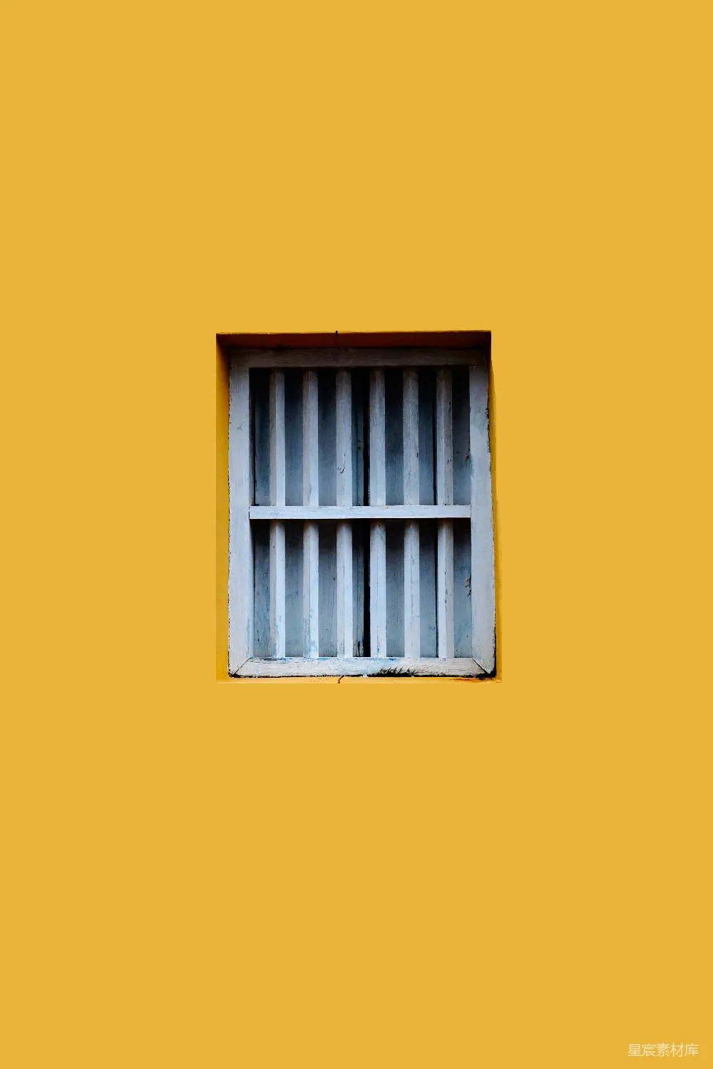 高清摄影 窗户 简约 建筑 黄色背景 百叶窗 黄色背景下的白色百叶窗