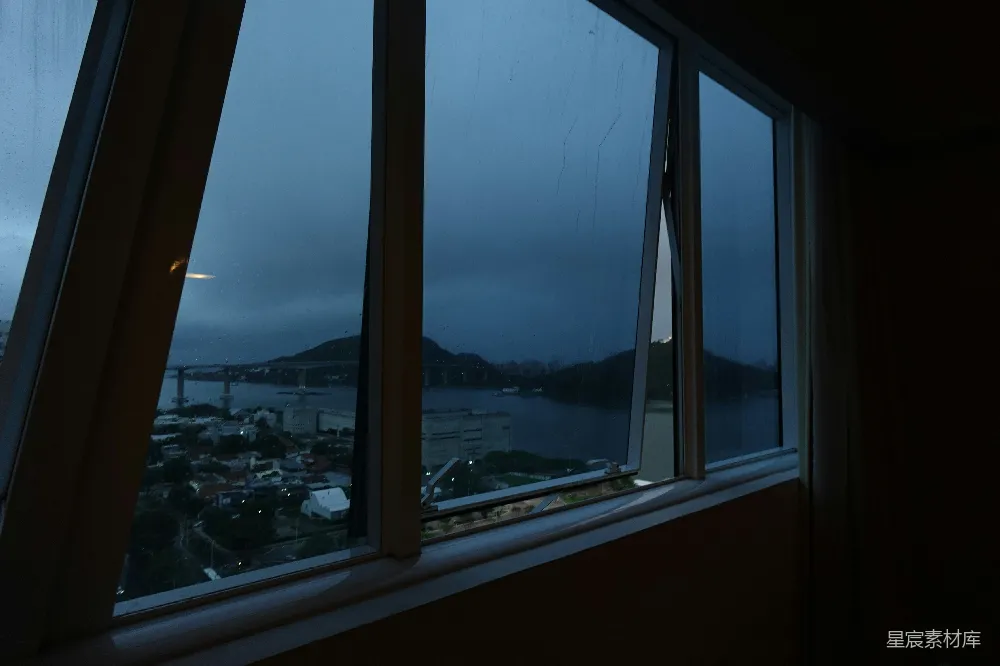 高清摄影 雨景 城市 窗户 夜晚 宁静 雨夜窗外的城市景色