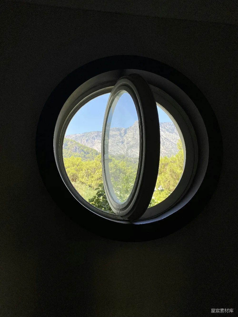 高清摄影 圆窗 自然风光 建筑细节 风景摄影 室内视角 圆窗与山景