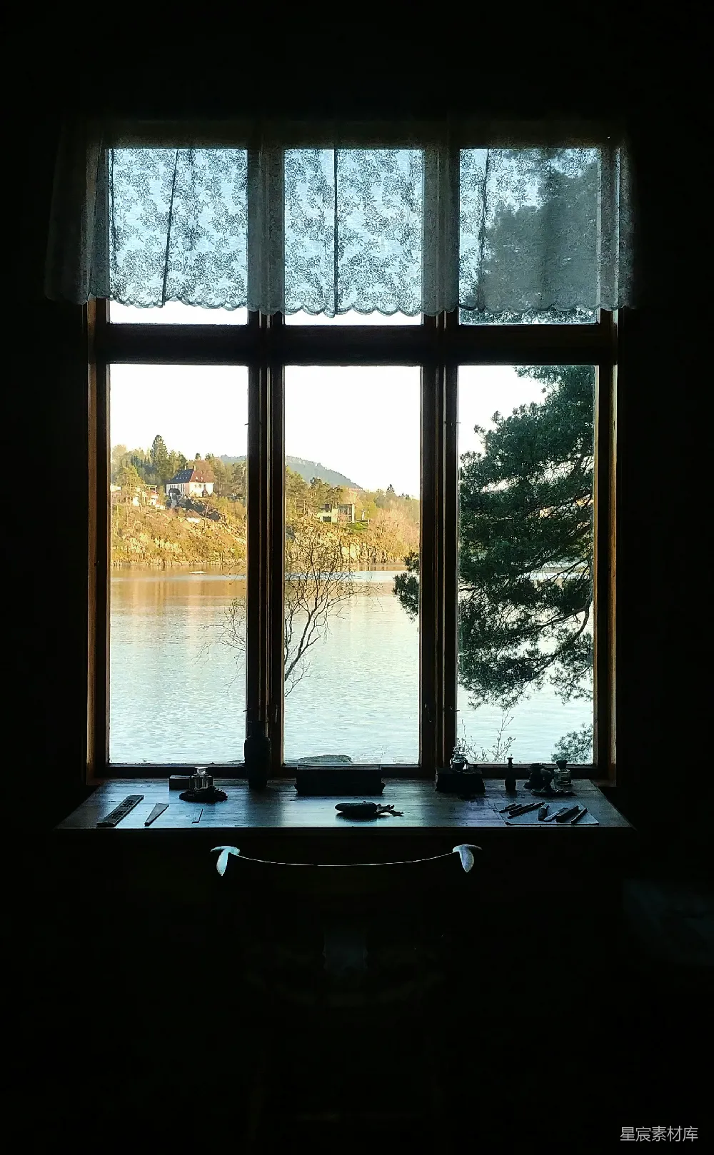 高清摄影 窗户 湖景 宁静 自然 复古 窗外的宁静湖景