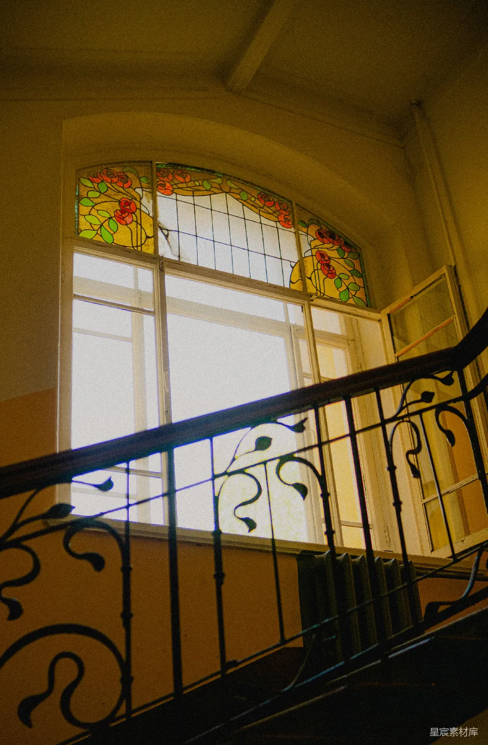 高清摄影 复古风格 建筑细节 室内场景 艺术装饰 楼梯 复古楼梯与彩色玻璃窗