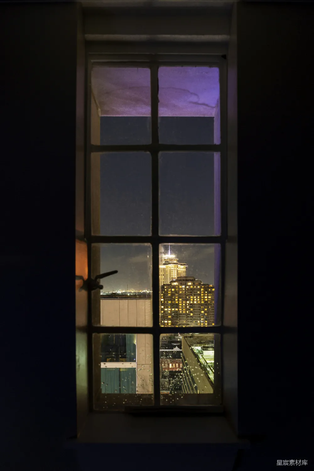 高清摄影 窗户 夜景 城市 建筑 灯光 窗内夜景：城市的灯火