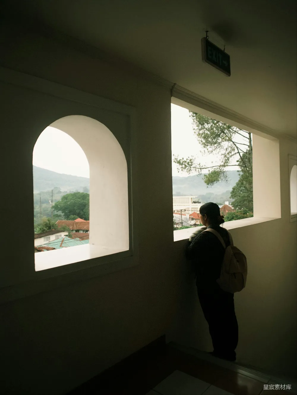高清摄影 建筑 风景 人物 旅行 静谧 凝望窗外的宁静时光