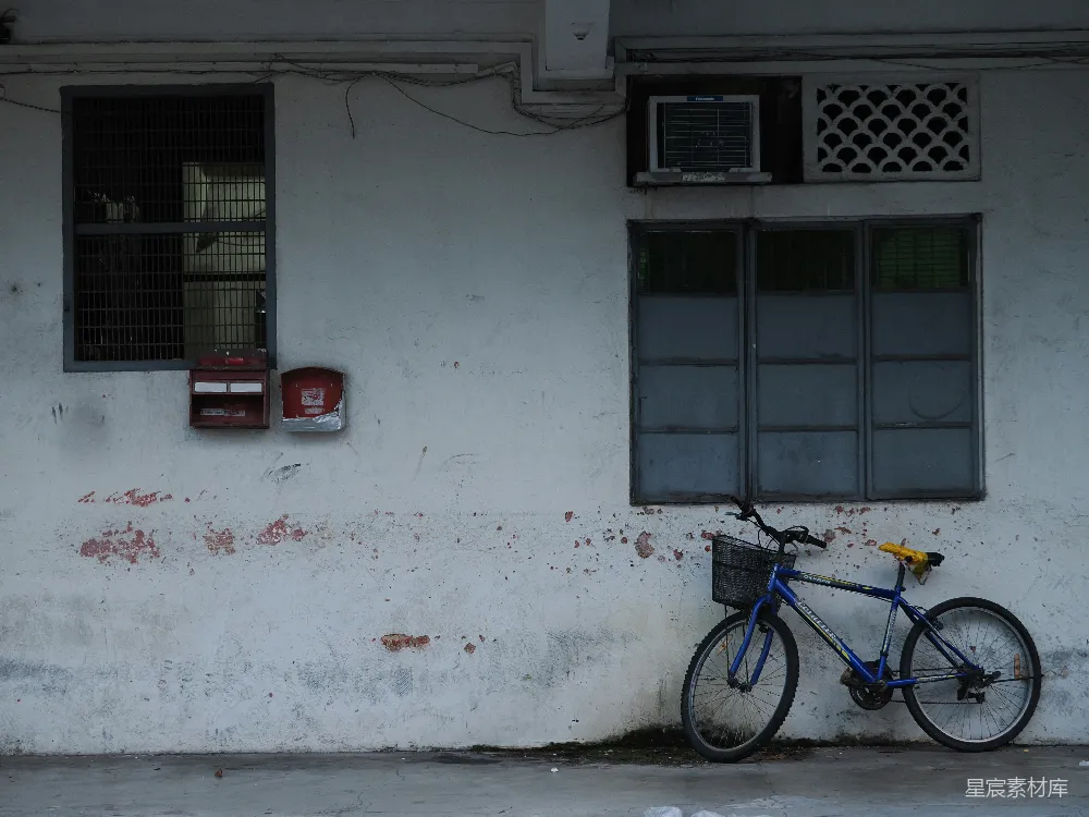 高清摄影 旧建筑 城市角落 日常生活 复古风格 静谧场景 旧墙与自行车