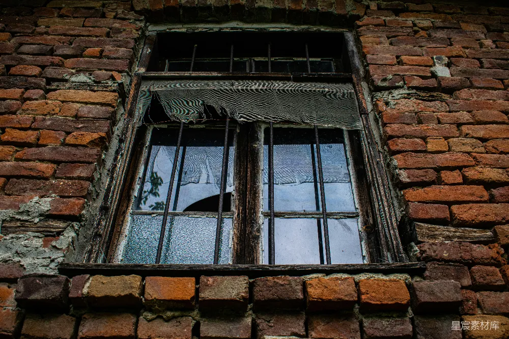 高清摄影 破旧窗户 砖墙 废弃建筑 阴郁氛围 历史痕迹 破旧窗户与砖墙