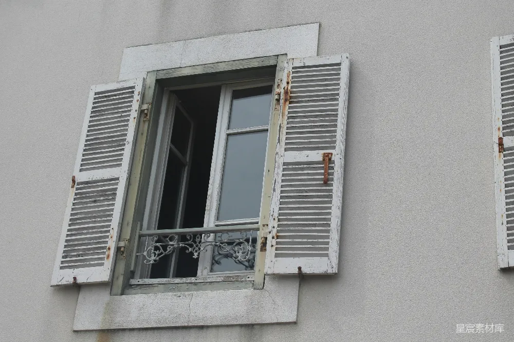 高清摄影 窗户 复古 建筑细节 城市景观 怀旧 旧窗与斑驳的百叶窗
