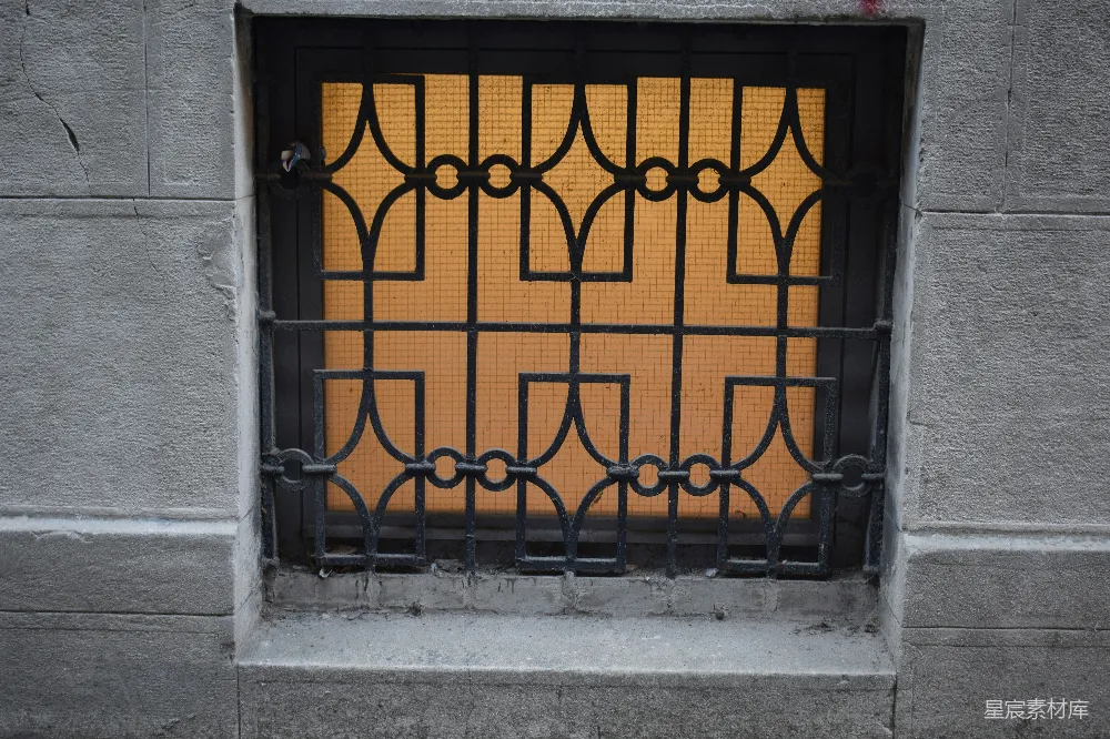 高清摄影 窗户 铁艺 建筑设计 城市景观 建筑细节 铁艺窗格与橙色背景