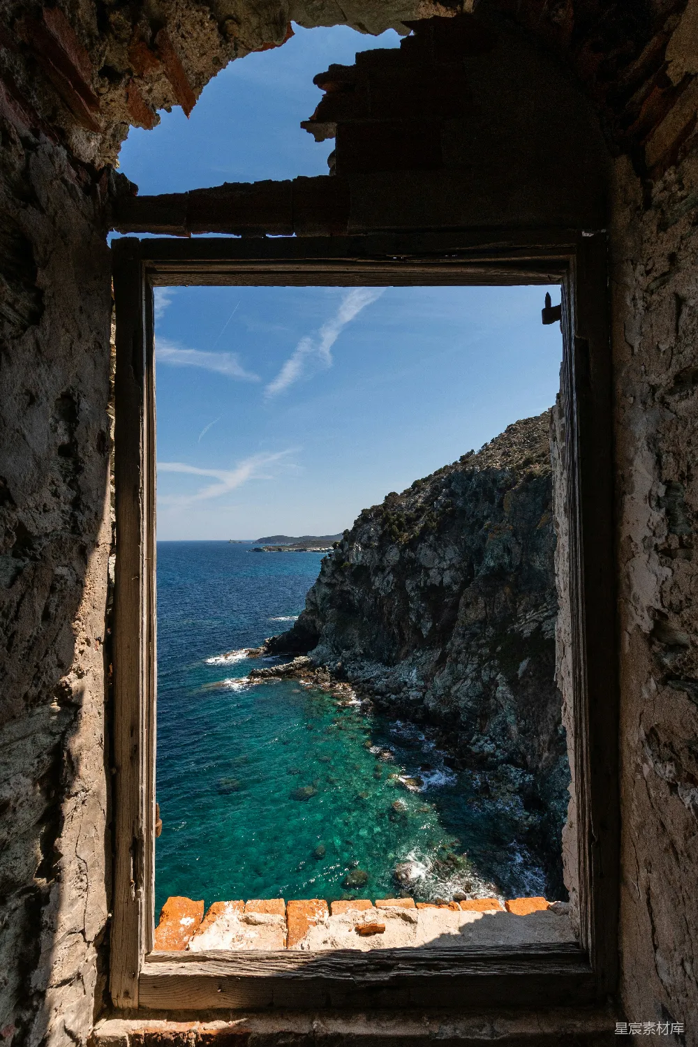 高清摄影 海景 破旧 自然 风景 旅行 透过旧窗看海