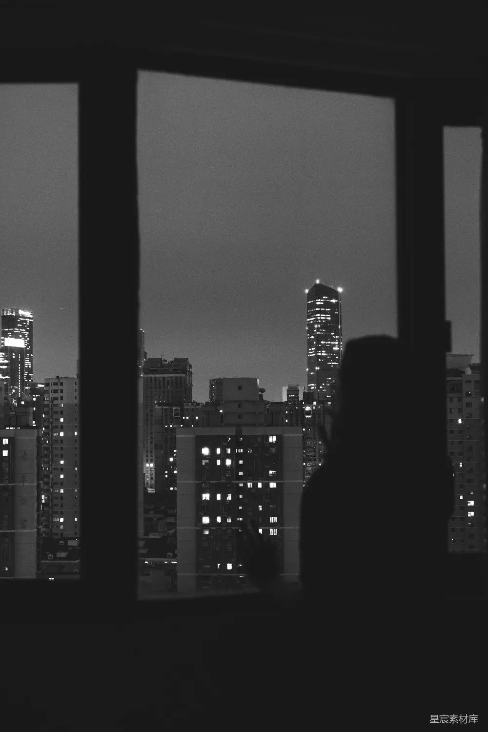 高清摄影 城市夜景 黑白摄影 窗户视角 孤独感 城市生活 窗边的城市剪影