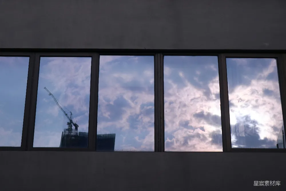 高清摄影 窗户 云朵 建筑 风景 现代 窗外的天空与建筑