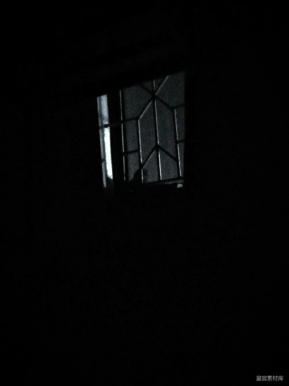 高清摄影 黑暗 窗户 夜晚 神秘 孤独 昏暗中的窗户