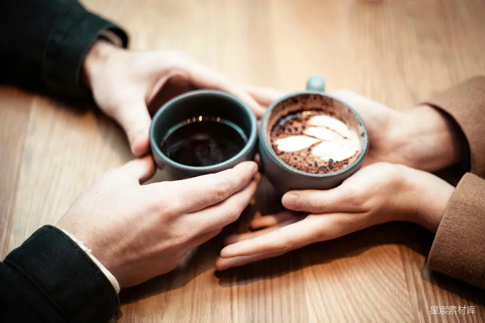 高清摄影 两人手持陶瓷咖啡杯