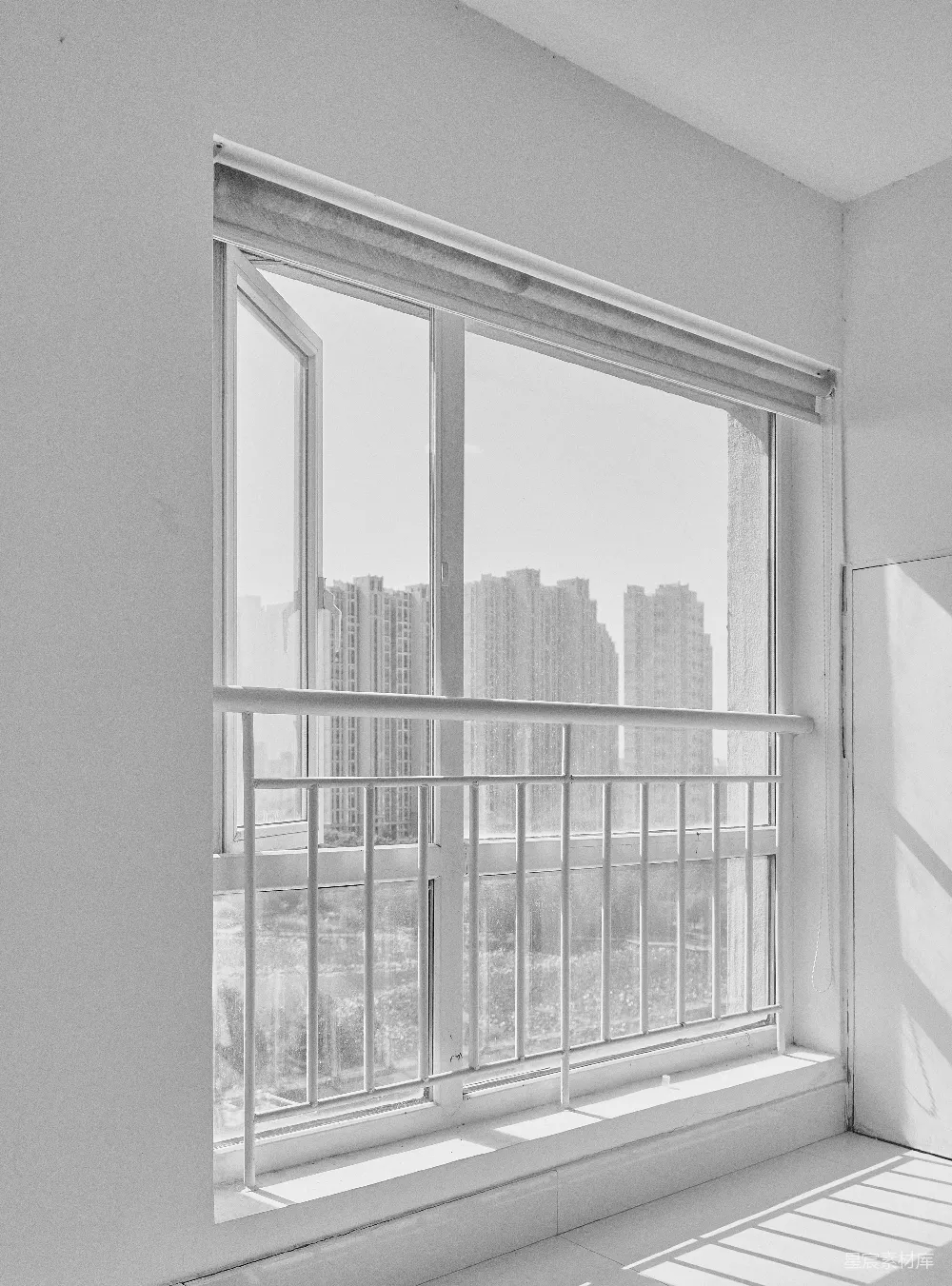 高清摄影 黑白照片 城市景观 日常生活 建筑 自然与城市 阳台上的城市风景