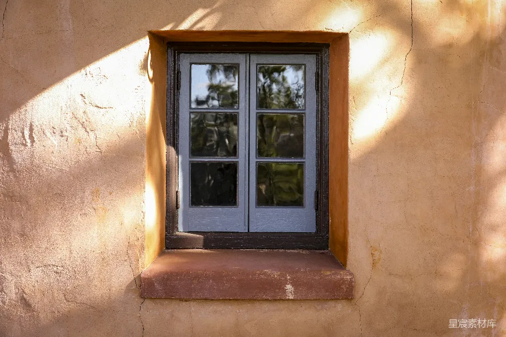 高清摄影 窗户 复古 阳光 建筑 墙面 阳光下的复古窗户