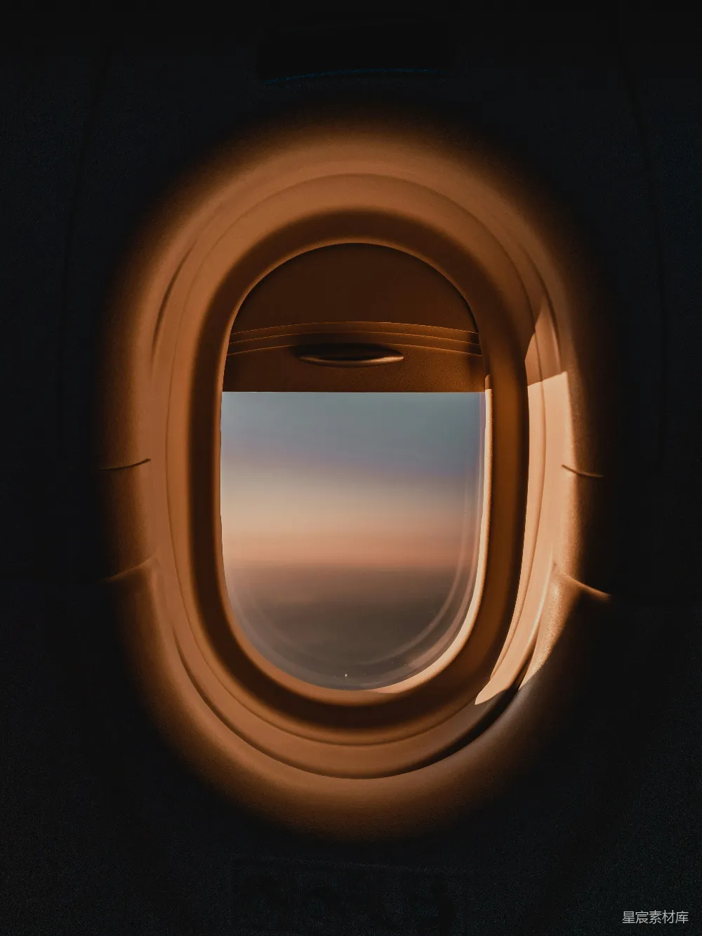 高清摄影 飞机 舷窗 旅行 日落 宁静 飞机舷窗：空中旅行的静谧时光