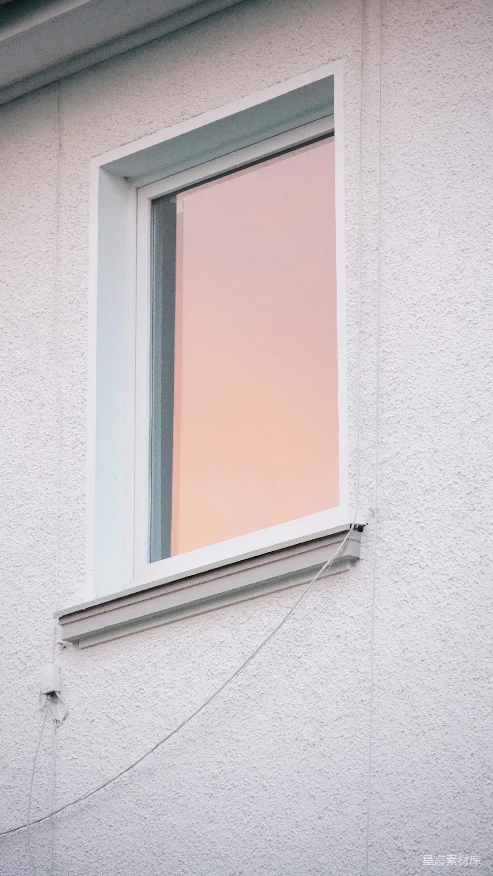 高清摄影 建筑 窗户 粉橘色 简约 户外 粉橘色窗框的建筑一角