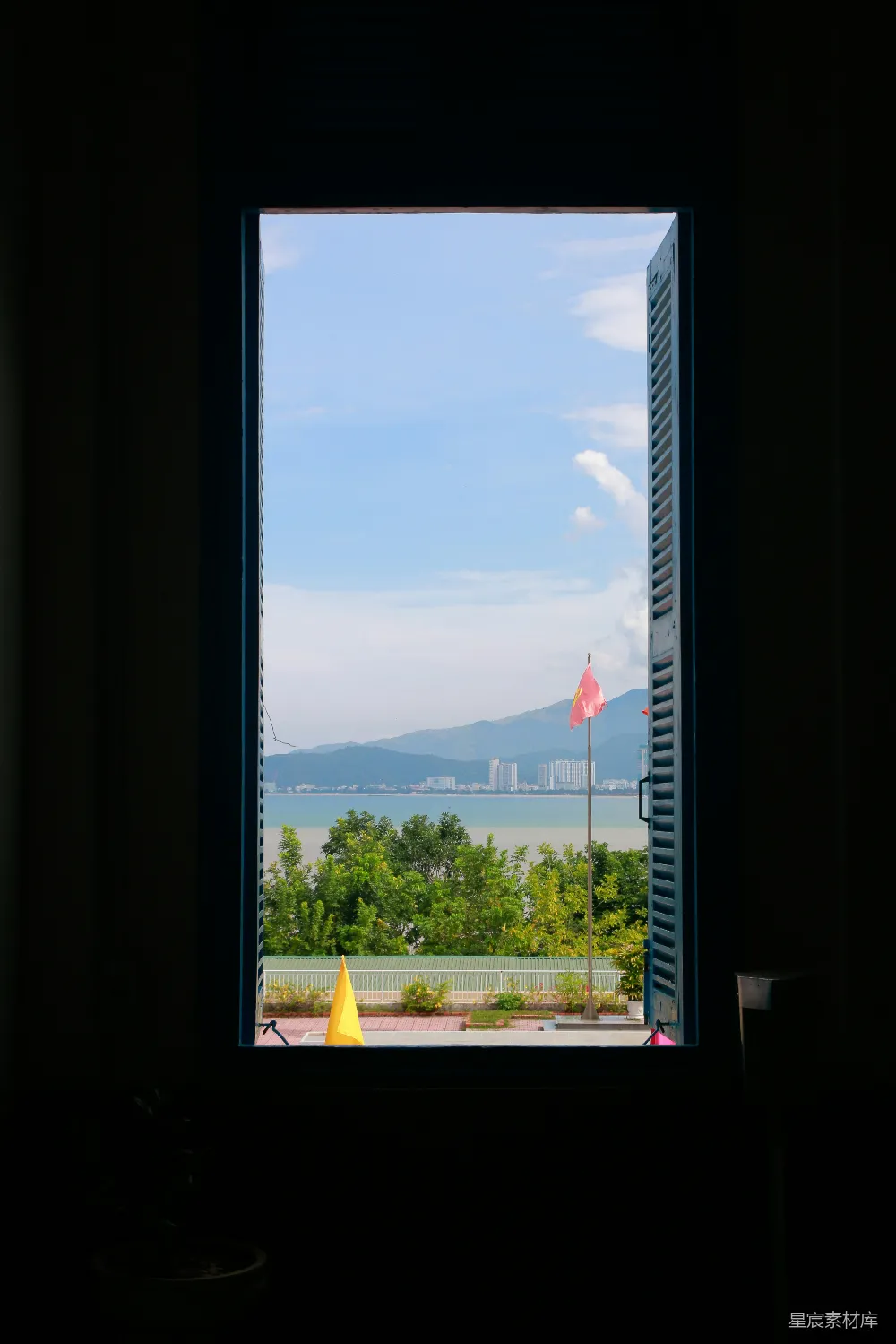 高清摄影 海景 窗户 风景 晴天 自然 窗边的海景