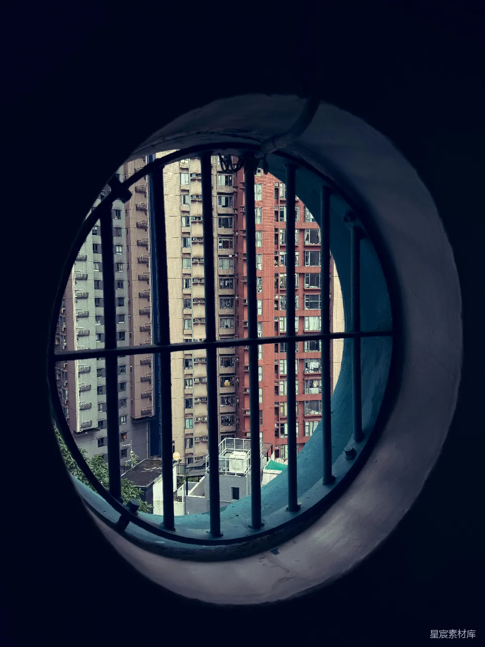 高清摄影 窗户 铁栅栏 城市景观 建筑 阴郁 透过铁窗看城市