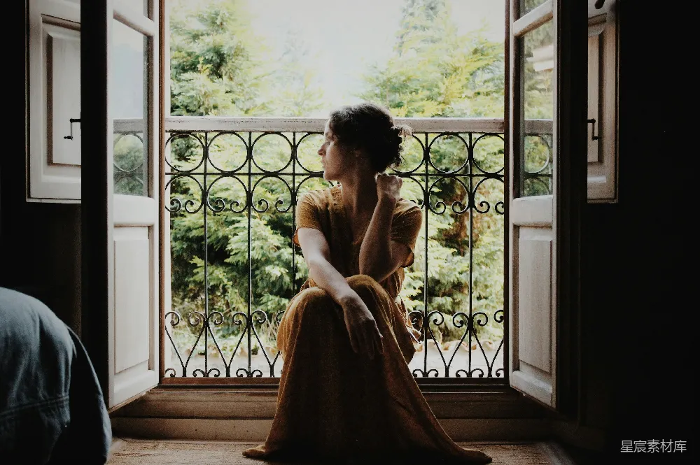 高清摄影 写真 怀旧 宁静 思考 生活 窗边沉思的女子