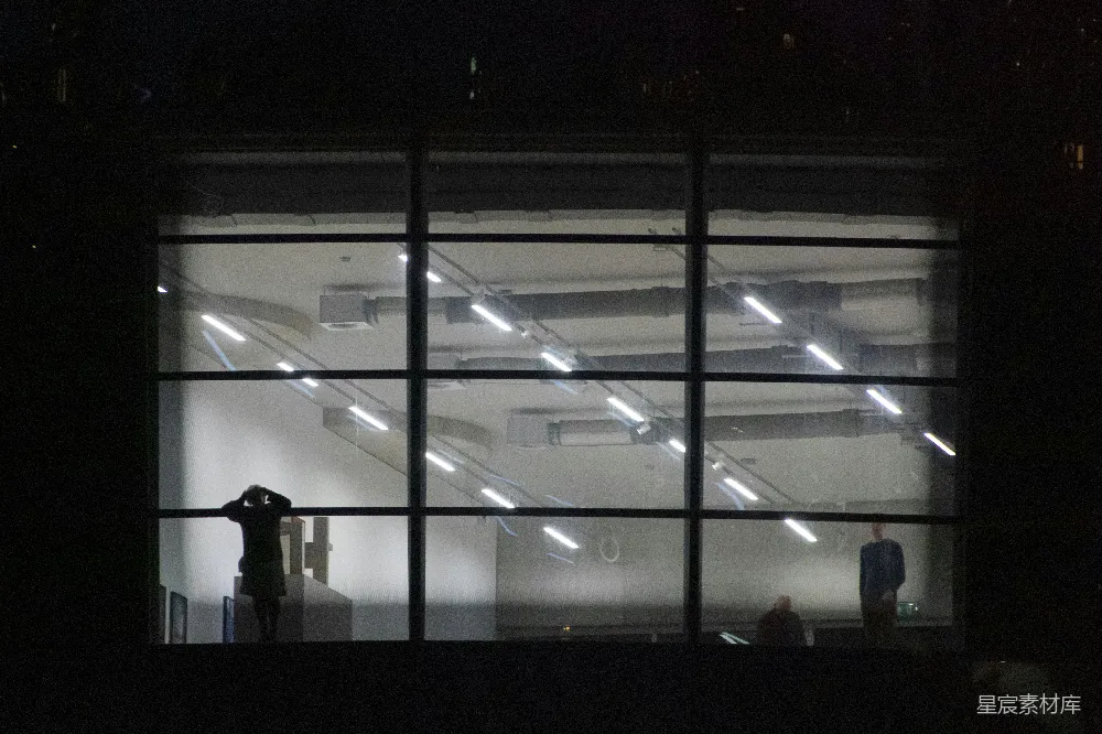 高清摄影 夜晚 玻璃窗 城市 静谧 思考 玻璃窗外的夜晚：静谧与思考