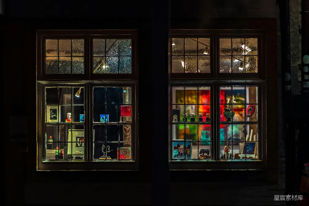 高清摄影 艺术 夜晚 窗户 画廊 展示 艺术画廊的夜晚窗景
