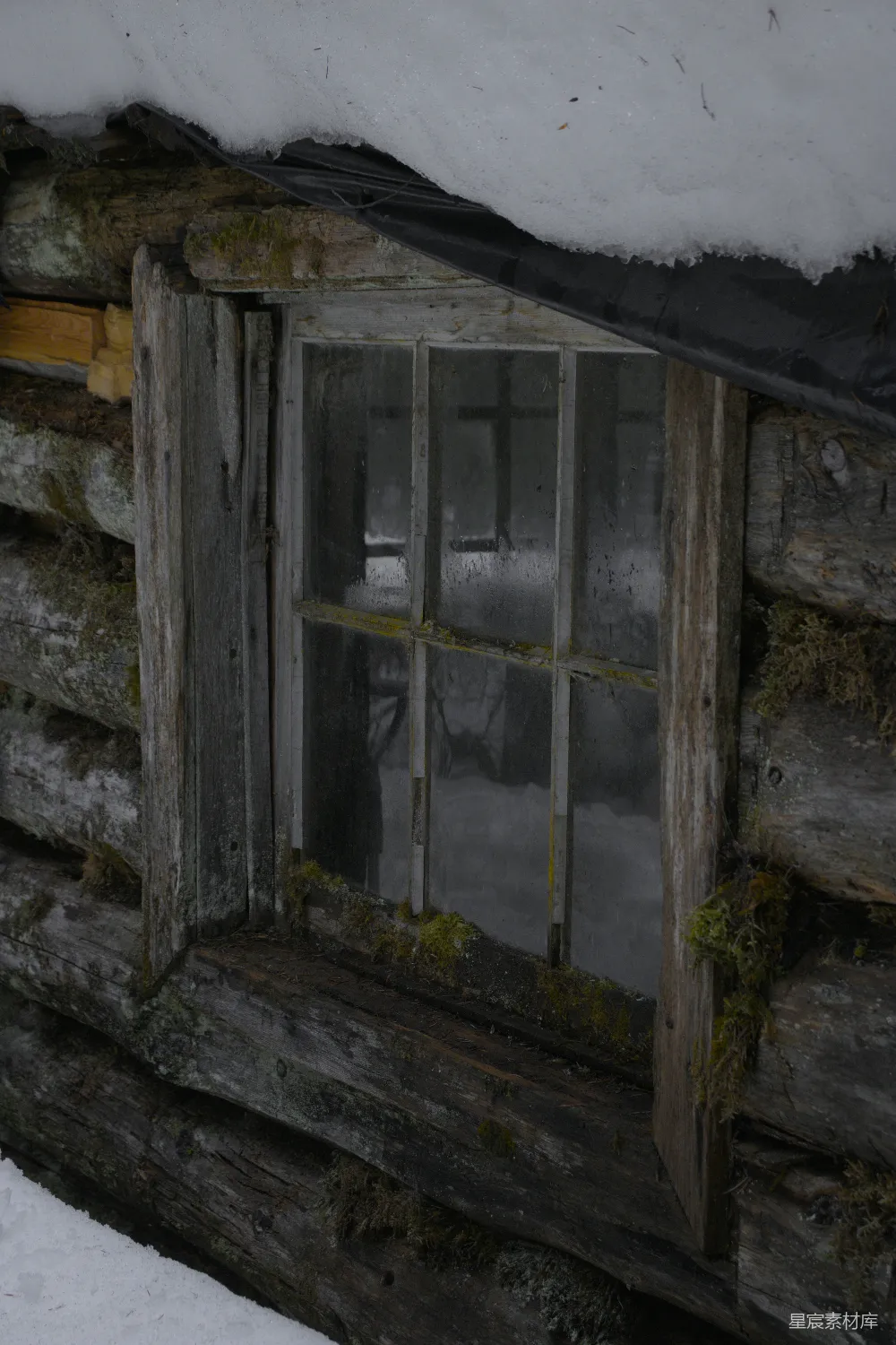 高清摄影 窗户 老木屋 雪景 自然 冬日 冬日老木屋的窗户