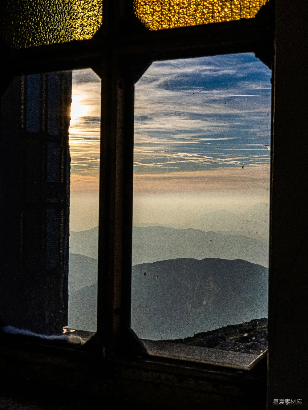 高清摄影 窗外景色 夕阳 山脉 自然风光 宁静 窗外的山脉与夕阳