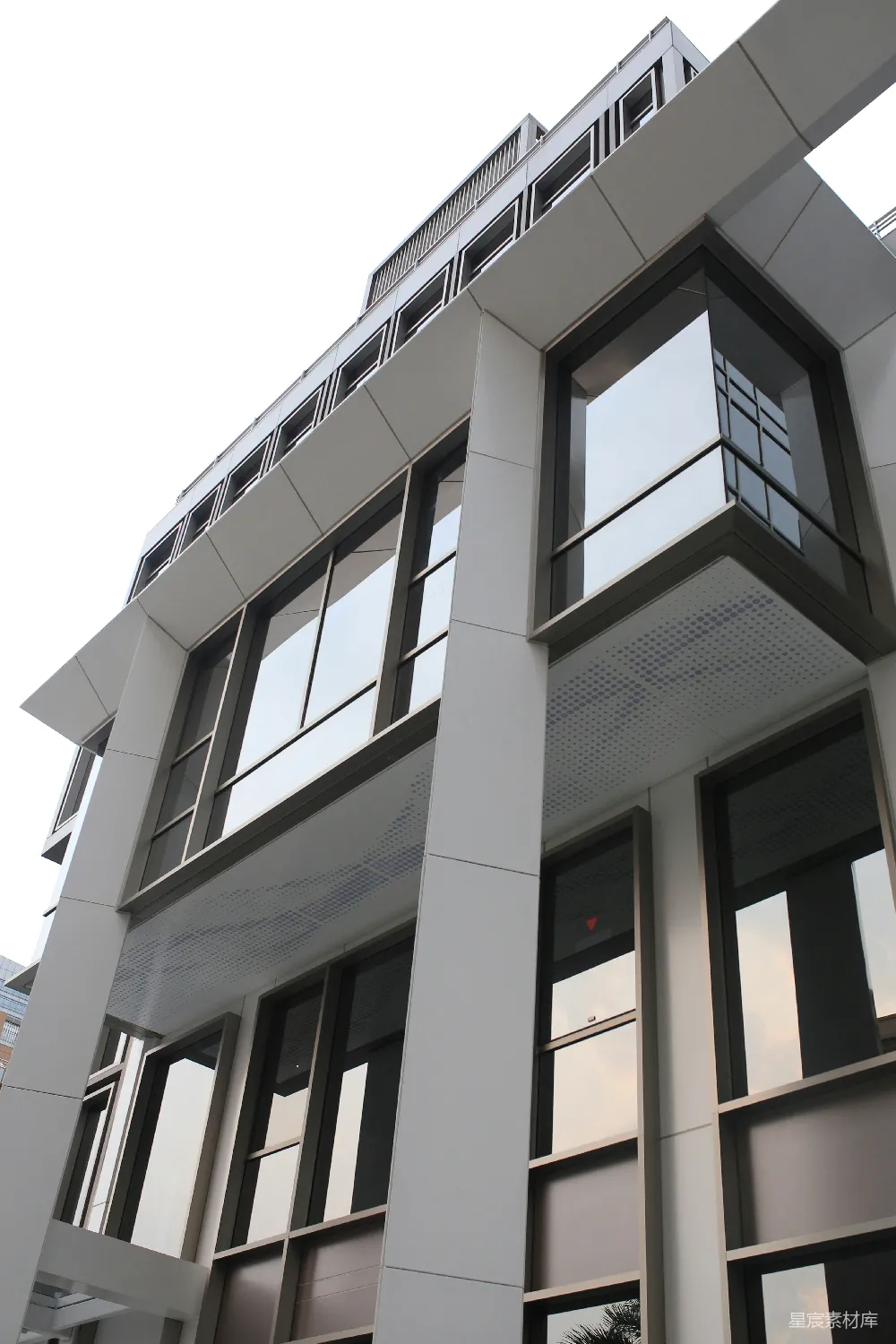 高清摄影 现代建筑 简约设计 城市景观 建筑设计 办公楼 现代风格的建筑外观