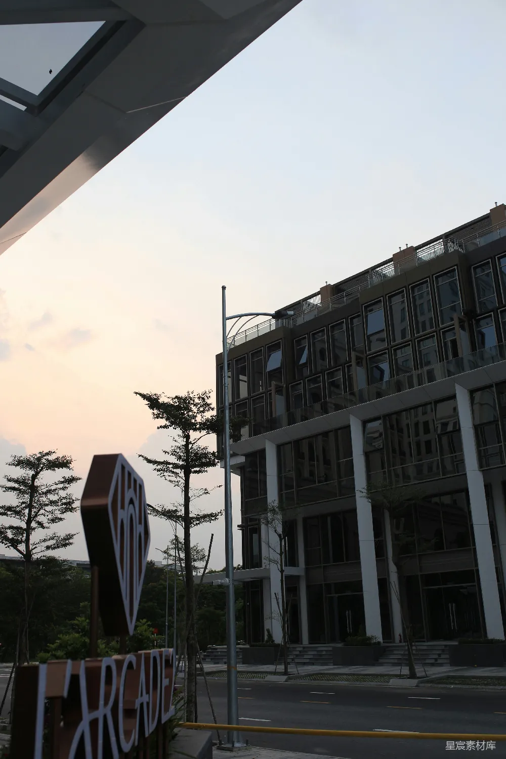 高清摄影 现代建筑 城市景观 标志牌 日落 城市 现代建筑与标志牌